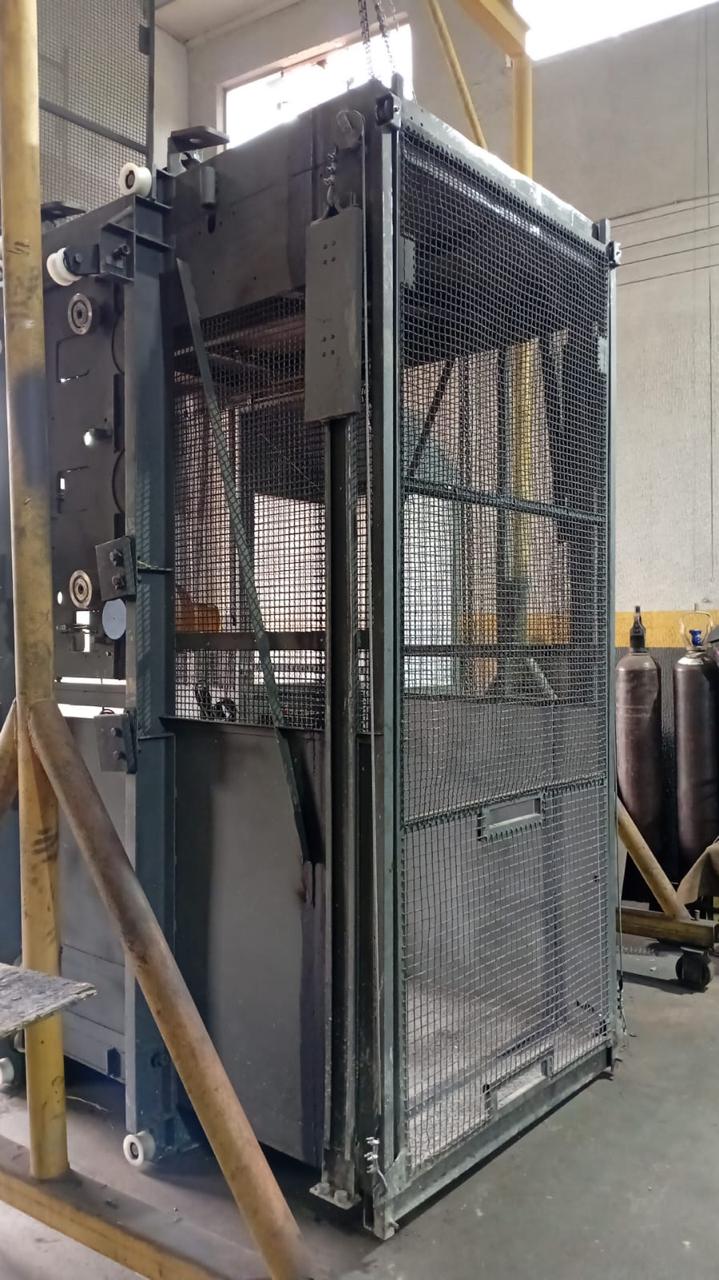 Cabines de controle metálicas para elevador cremalheira — Ferraresi Engenharia